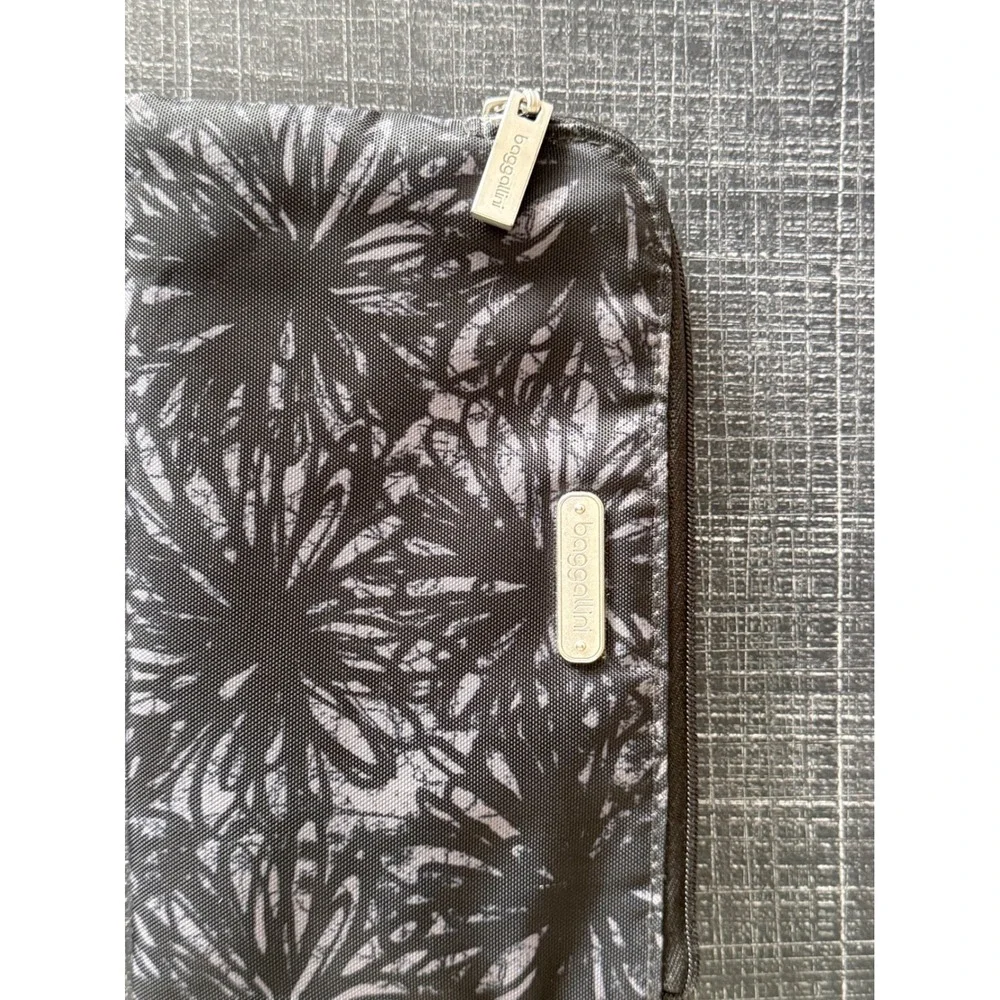 Baggallini RFID Blocking Wristlet Wallet Black Gray Floral Burst Nylon Pouch